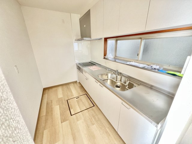 下弁財町津興戸建てのキッチン