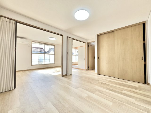下弁財町津興戸建ての洋室