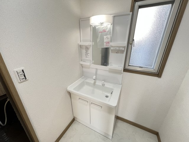 下弁財町津興戸建ての独立洗面台