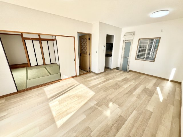 下弁財町津興戸建ての居間・リビング