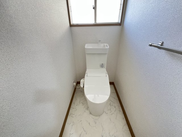 下弁財町津興戸建てのトイレ