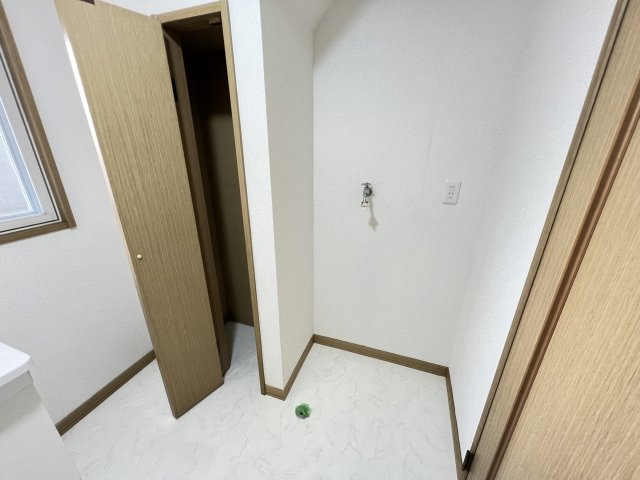 下弁財町津興戸建ての洗面所