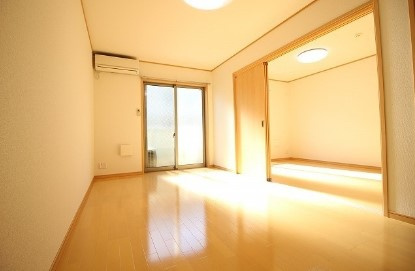 狛江市岩戸南２丁目のアパートの居間・リビング