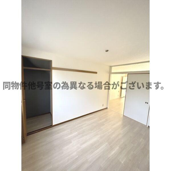 サンハイツ藤山台C棟の居間・リビング