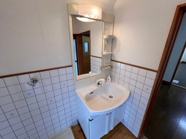 高知市長浜　中古一戸建の独立洗面台|独立洗面台で身支度をすべて済ませてしまいましょう