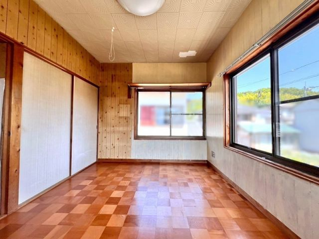 高知市朝倉西町２丁目　　　中古一戸建てのその他|大きな窓から入る自然光と風。お部屋全体が明るく、開放的な印象です。リラックス空間や書斎にも◎