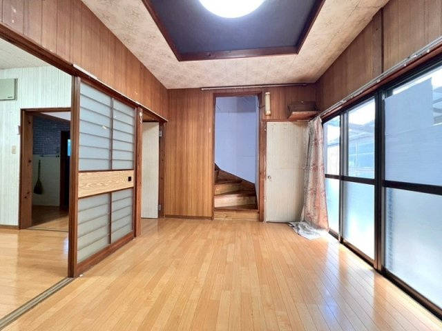 高知市朝倉西町２丁目　　　中古一戸建ての洋室|南向きの大きな窓で日当たり良好◎