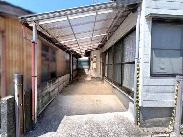高知市朝倉西町２丁目　　　中古一戸建ての駐車場|車をお持ちの方に嬉しい駐車場付きの物件です