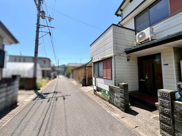 高知市朝倉西町２丁目　　　中古一戸建ての前面道路含む現地写真|前面道路含む現地写真です