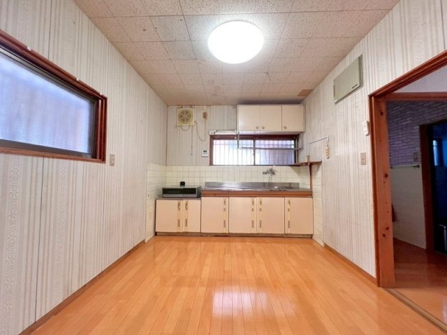 高知市朝倉西町２丁目　　　中古一戸建てのキッチン|床は張り替え不要なほどきれいな状態。壁紙やキッチンをリフォームして、自分好みに生まれ変わらせる楽しみも。