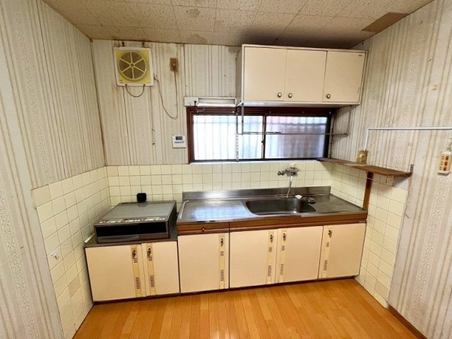 高知市朝倉西町２丁目　　　中古一戸建てのキッチン|レトロで可愛らしいキッチン空間。設備の入れ替えや棚の追加などで、グッと今っぽく変身できるポテンシャルあり。