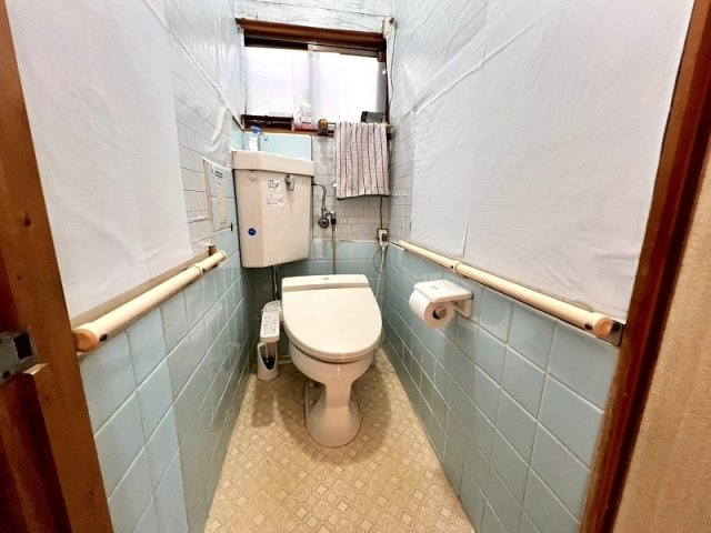 高知市朝倉西町２丁目　　　中古一戸建てのその他|手すり付きで安心。明るいタイル張りのトイレ。