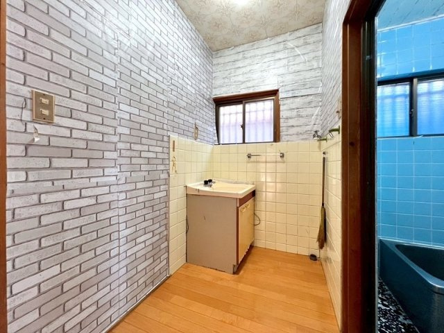 高知市朝倉西町２丁目　　　中古一戸建ての独立洗面台|朝の支度にも助かる、独立の洗髪洗面化粧台