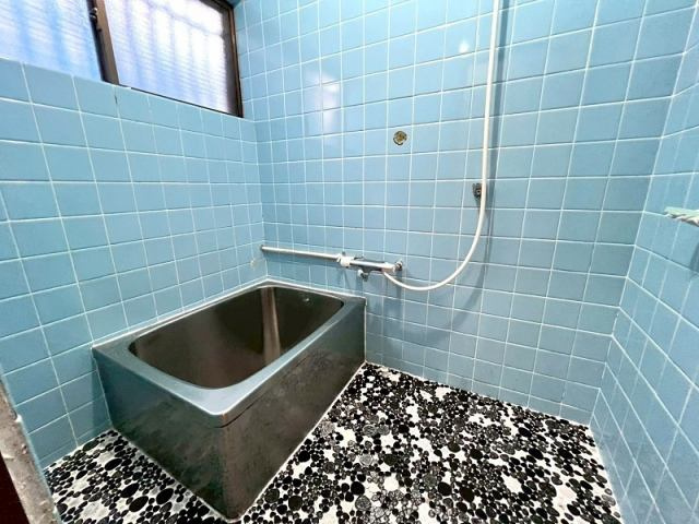 高知市朝倉西町２丁目　　　中古一戸建ての浴室|明るい水色タイルが印象的な浴室。現状でも使いやすく、好みに合わせたリノベーションも楽しめます。