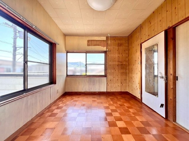 高知市朝倉西町２丁目　　　中古一戸建ての洋室|明るい洋室です