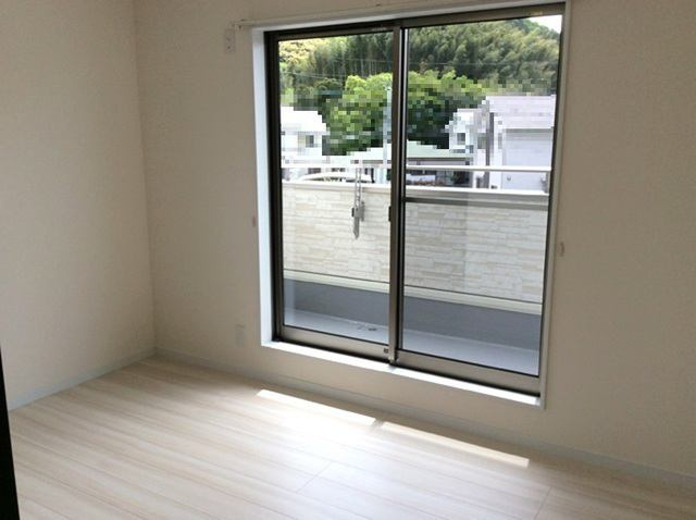 高知市介良　中古一戸建ての洋室|明るい洋室です※新築当時写真