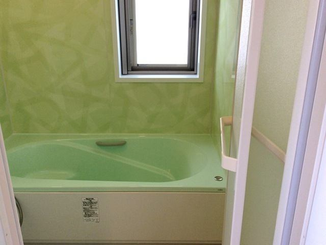 高知市介良　中古一戸建ての浴室|落ち着いた空間のお風呂です※新築当時写真