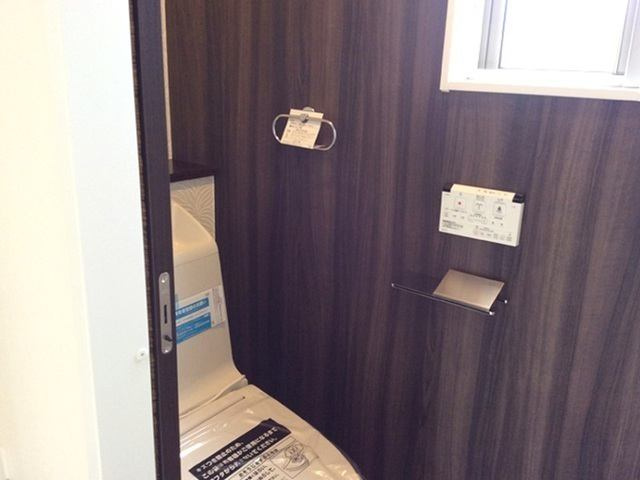 高知市介良　中古一戸建てのトイレ|清潔感のあるトイレです※新築当時写真