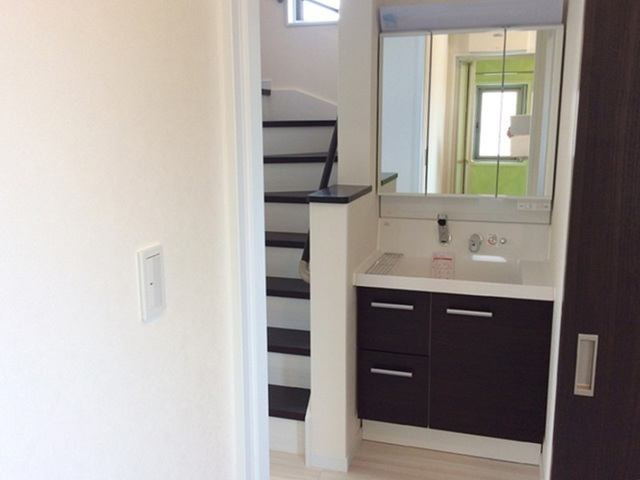 高知市介良　中古一戸建ての独立洗面台|三面鏡でヘアセットの確認もしやすいです♪　※新築当時写真
