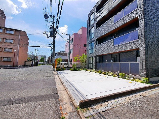 グランシャーメゾン新大宮の駐車場