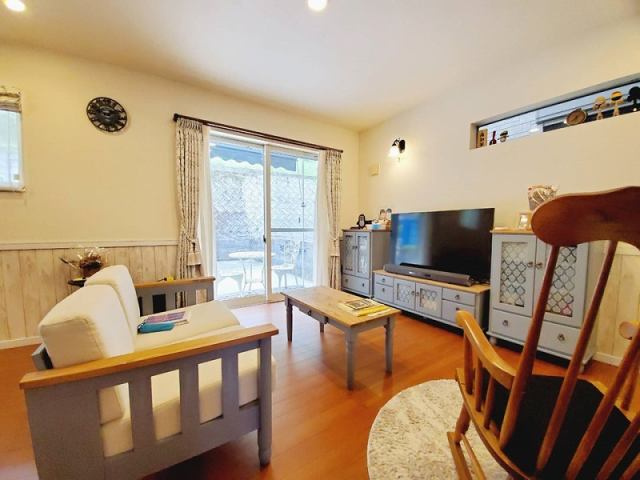 高知市神田　中古一戸建ての居間・リビング|おしゃれなリビングです