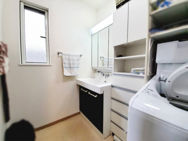 高知市神田　中古一戸建ての洗面所|ゆったりとスペースのある洗面所