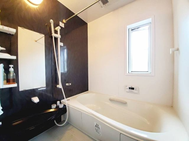 高知市神田　中古一戸建ての浴室|ゆったり過ごせるお風呂です