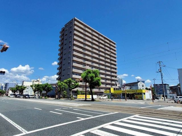 高知市梅ノ辻　　アルファステイツ梅ノ辻の外観|大通り沿いで視認性◎買物施設が揃う便利エリアで、とても暮らしやすいです。