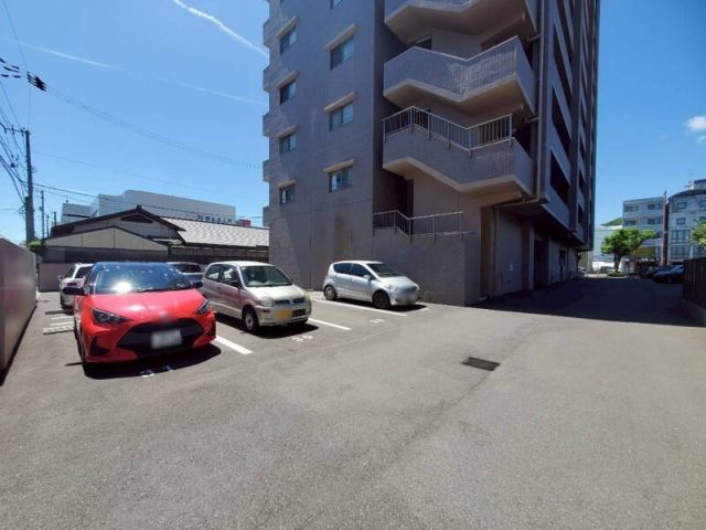 高知市梅ノ辻　　アルファステイツ梅ノ辻のその他|平面駐車場完備の安心感。毎日の車移動が多いご家庭にもぴったりです。