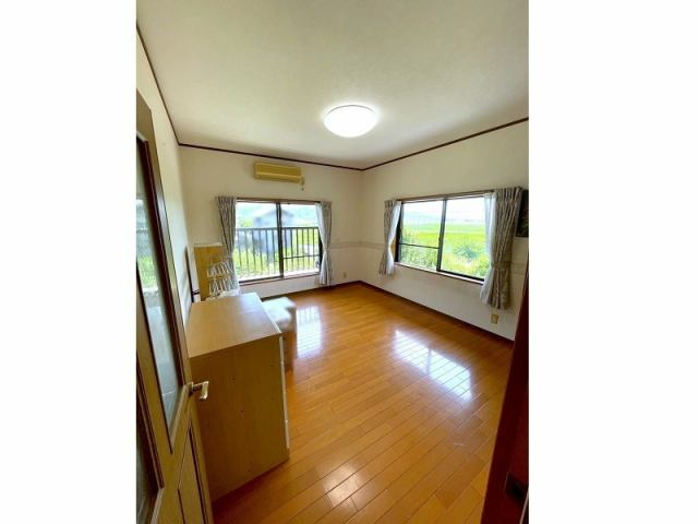 高知市春野町弘岡下　中古一戸建ての洋室