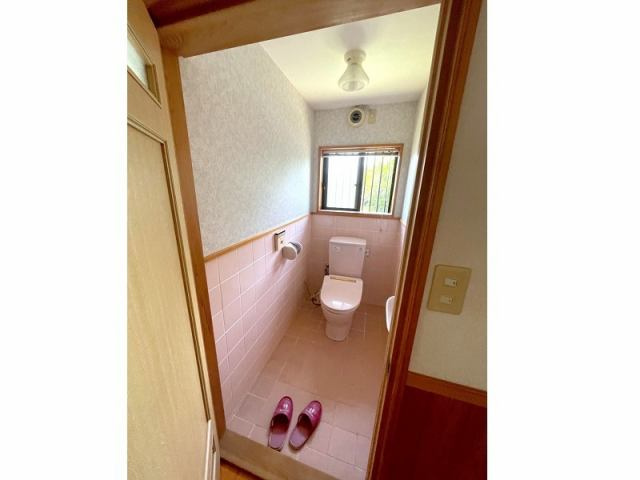 高知市春野町弘岡下　中古一戸建てのトイレ