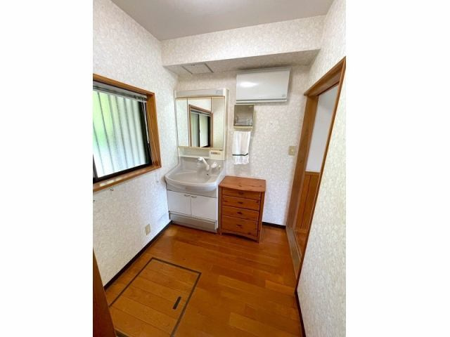 高知市春野町弘岡下　中古一戸建ての洗面所|忙しい朝には欠かせない洗面所です