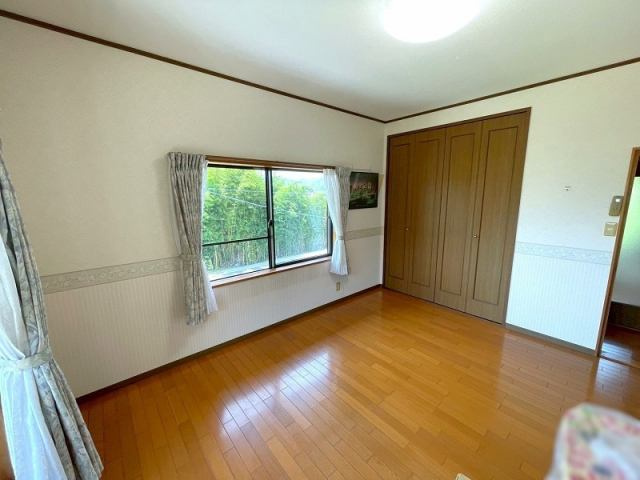 高知市春野町弘岡下　中古一戸建ての洋室