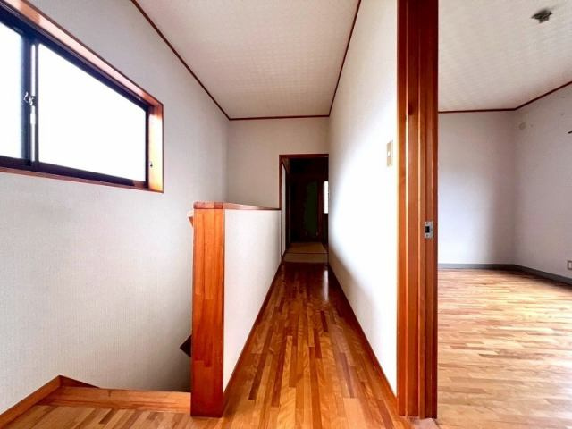 高知市横浜新町3丁目　中古一戸建ての内装|各部屋をやさしくつなぐ、光と木のぬくもりを感じる2階ホール。