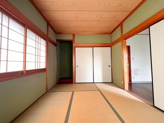 高知市横浜新町3丁目　中古一戸建ての和室|客間や寝室としても使える、多用途に対応した和の空間