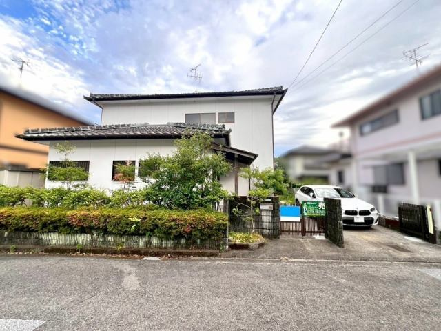 高知市横浜新町3丁目　中古一戸建ての外観|駐車2台可能で、前面道路も広く車の出し入れがしやすい立地です。