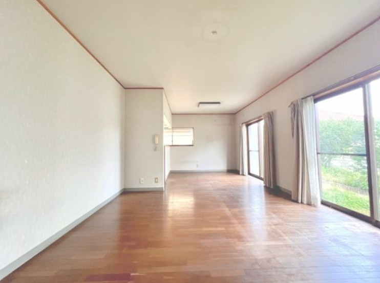 高知市横浜新町3丁目　中古一戸建ての居間・リビング|南面に大きな窓を設けた、明るく開放的なリビング空間