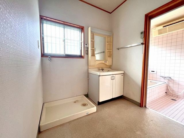 高知市横浜新町3丁目　中古一戸建ての独立洗面台|洗面台と洗濯機置き場をゆとりを持って配置した、使い勝手の良い洗面スペース。