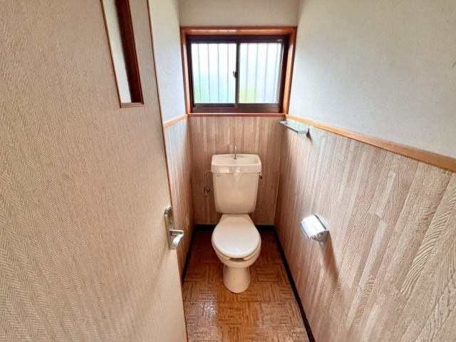 高知市横浜新町3丁目　中古一戸建てのトイレ|窓付きで明るく、換気しやすい快適なトイレスペース。