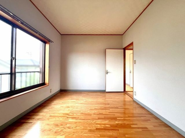 高知市横浜新町3丁目　中古一戸建ての洋室|大きな窓から自然光が差し込む、明るく開放的な洋室