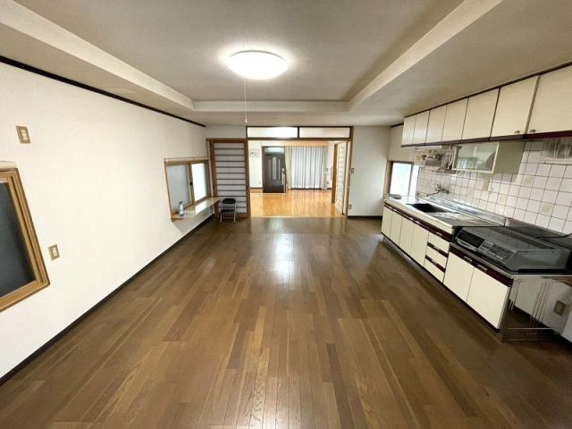 高知市幸町　中古一戸建てのキッチン|キッチンでお料理をお楽しみください