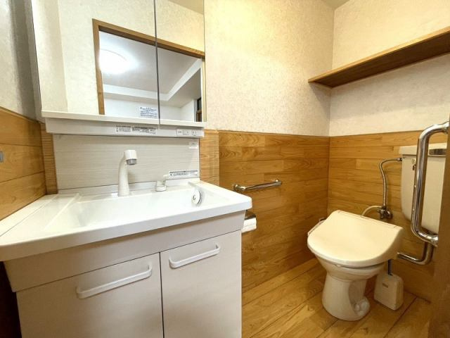 高知市幸町　中古一戸建てのトイレ|清潔感のあるトイレ。洗面化粧台です