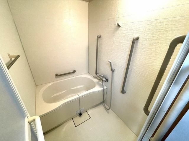 高知市幸町　中古一戸建ての浴室|日々の疲れを癒すお風呂付です