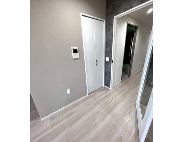 高知市桜井町　サーパスシティ桜井町のその他|白い扉と優しい色味の壁が調和した、清潔感ある空間。どの部屋へもアクセスしやすい動線設計です。