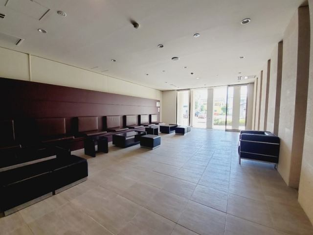 高知市桜井町　サーパスシティ桜井町のロビー|ホテルのようなラウンジスペース。明るく開放的で、読書や待ち時間にも使える快適な空間。