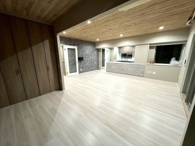 高知市桜井町　サーパスシティ桜井町の居間・リビング|木目天井×やわらかい照明が魅力の上質LDK。落ち着きと開放感を兼ね備えた特別な空間です。