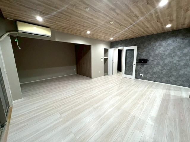 高知市桜井町　サーパスシティ桜井町の居間・リビング|質感のあるアクセントクロスが印象的。インテリアが映える空間デザインです。