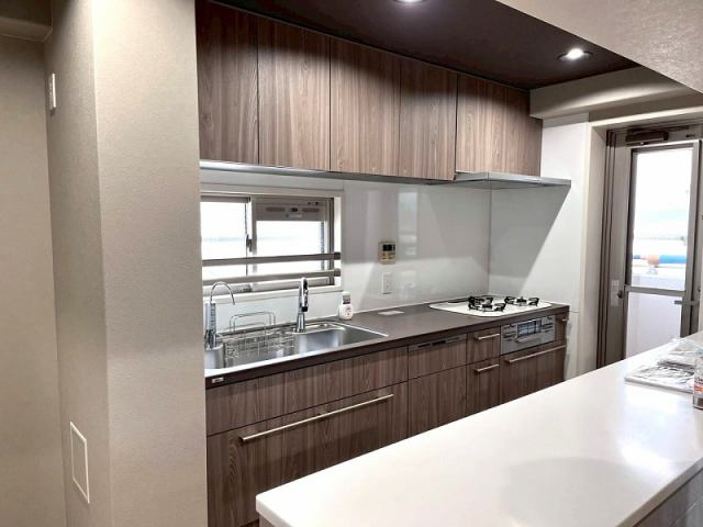 高知市桜井町　サーパスシティ桜井町のキッチン|食洗機・三口コンロなど設備充実。作業スペースが広く、家事効率もUP！