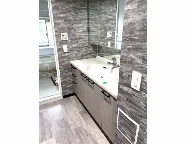 高知市桜井町　サーパスシティ桜井町の独立洗面台|清潔感あふれる広い洗面台。収納豊富で“片付く洗面室”を実現します。