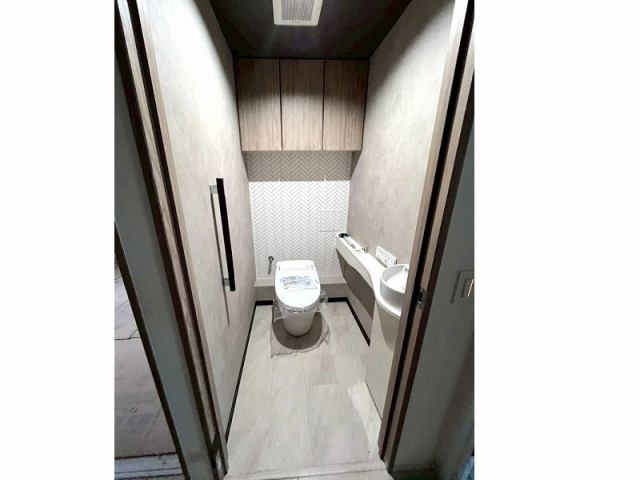 高知市桜井町　サーパスシティ桜井町のトイレ|奥行きのあるゆとり設計。使い勝手の良い収納付きで、スッキリ片付く快適なトイレです。